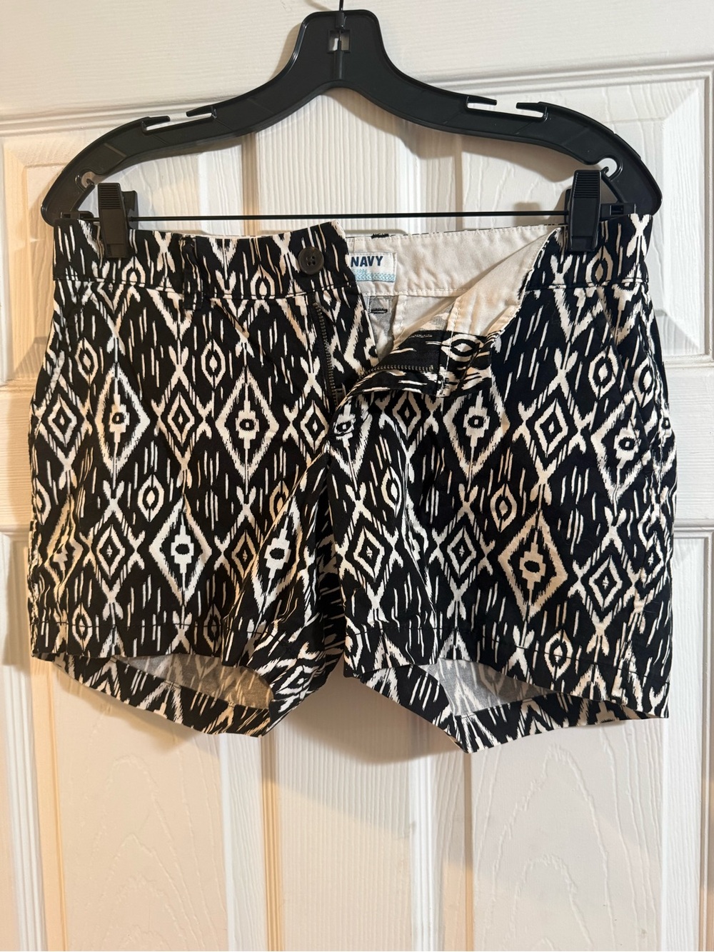 Old Navy Black and White Geometric Print Women's Shorts
